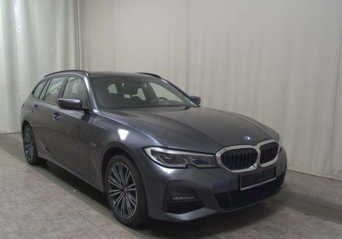 BMW 330, 2022