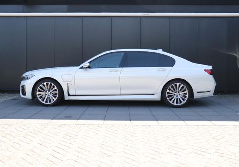 BMW 745, 2021