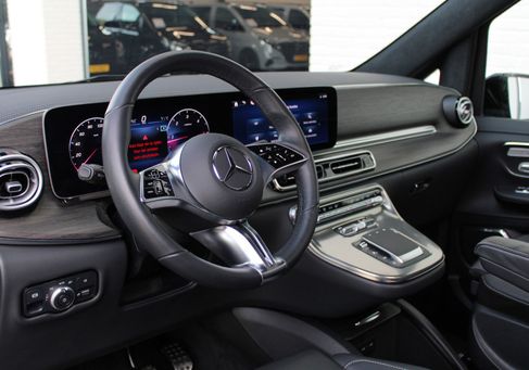 Mercedes-Benz V 300, 2024 3