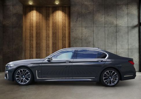 BMW 745, 2020