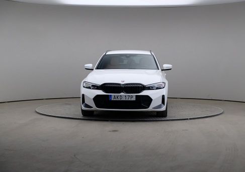 BMW 330, 2023