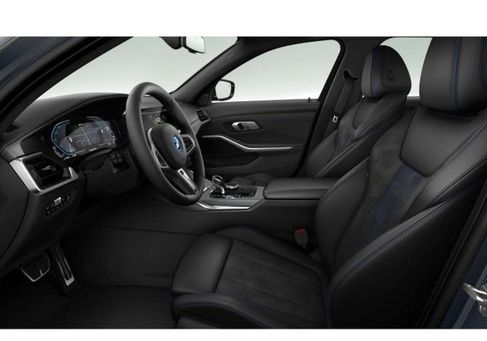 BMW 330, 2022