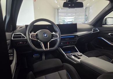 BMW 330, 2025