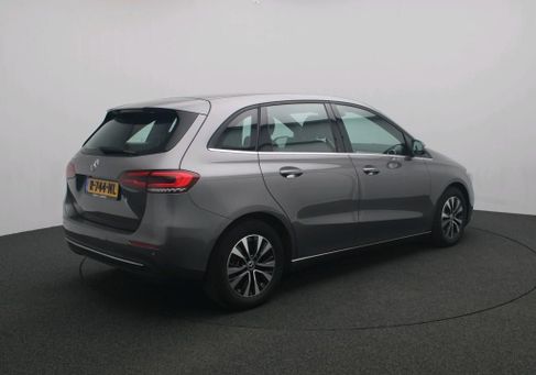 Mercedes-Benz B 180, 2022