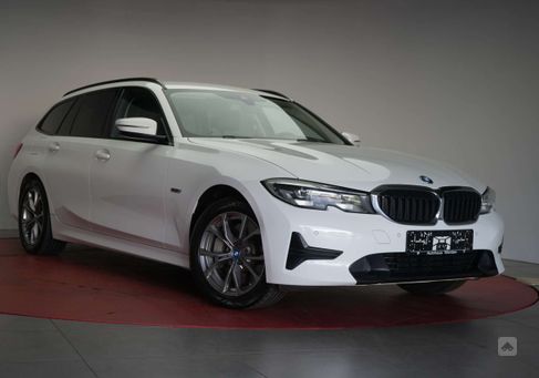 BMW 330, 2021