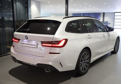 BMW 330, 2022