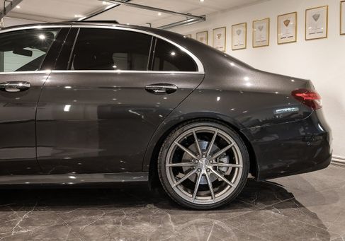 Mercedes-Benz E 300, 2023 3