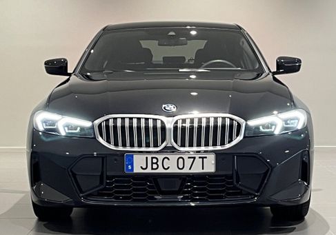 BMW 330, 2025