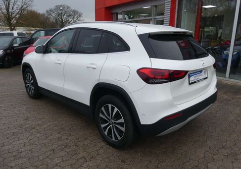 Mercedes-Benz GLA 200, 2021