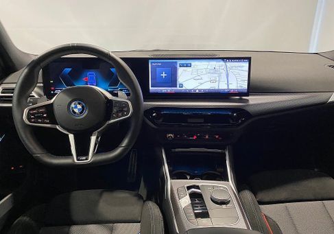 BMW 330, 2025