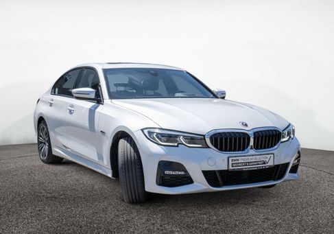 BMW 330, 2022