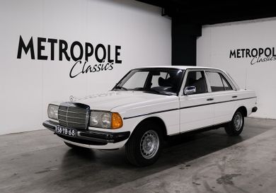 Mercedes-Benz 230, 1977