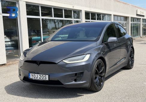 Tesla Model X, 2017