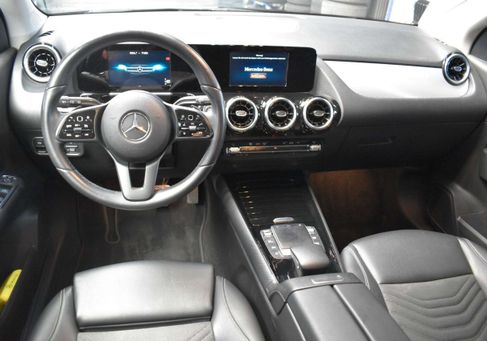 Mercedes-Benz GLA 180, 2022