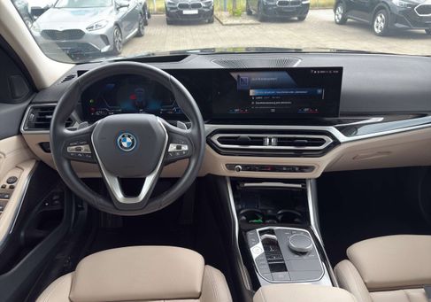 BMW 330, 2023