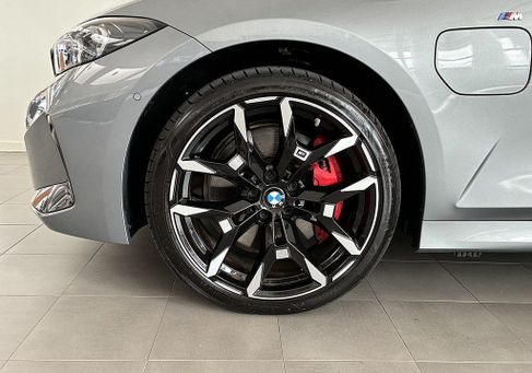 BMW 330, 2025 3