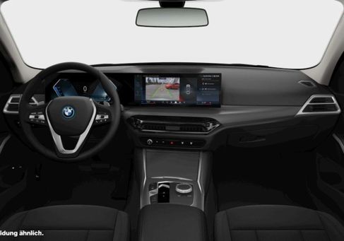 BMW 330, 2022