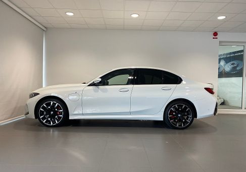 BMW 330, 2025