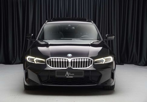 BMW 330, 2022