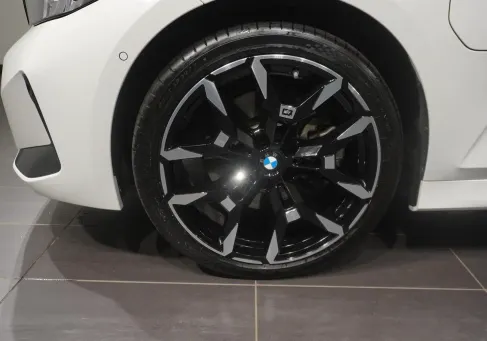 BMW 330, 2025 3