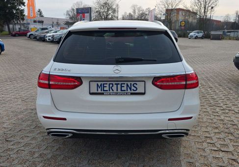 Mercedes-Benz E 220, 2018 3