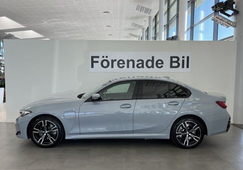 BMW 330, 2025