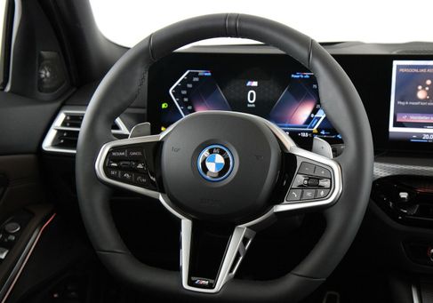 BMW 330, 2026
