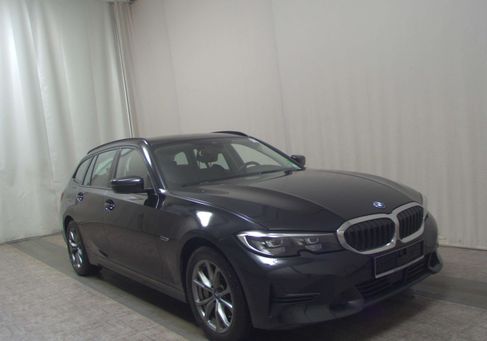 BMW 330, 2021