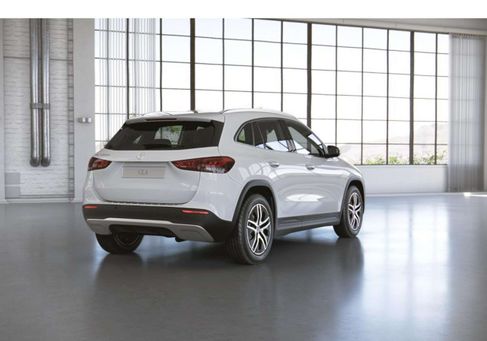 Mercedes-Benz GLA 200, 2022