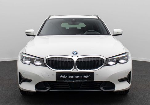 BMW 330, 2022