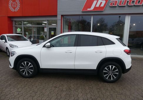 Mercedes-Benz GLA 200, 2021