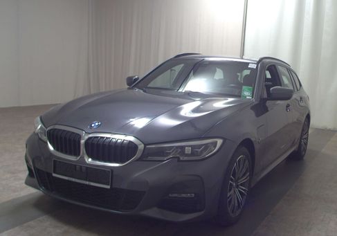 BMW 330, 2022