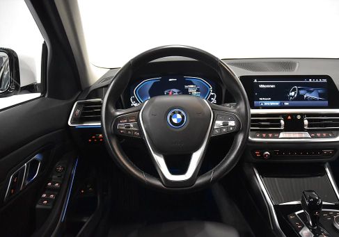 BMW 330, 2022