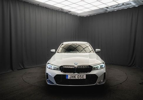 BMW 330, 2023
