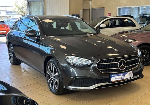 Mercedes-Benz E 300, 2023 3