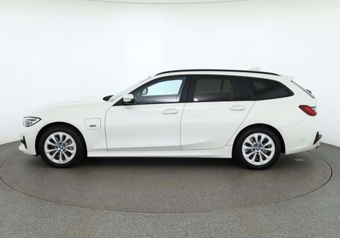 BMW 330, 2022