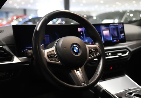 BMW 330, 2024