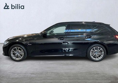 BMW 330, 2022