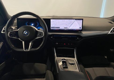 BMW 330, 2025