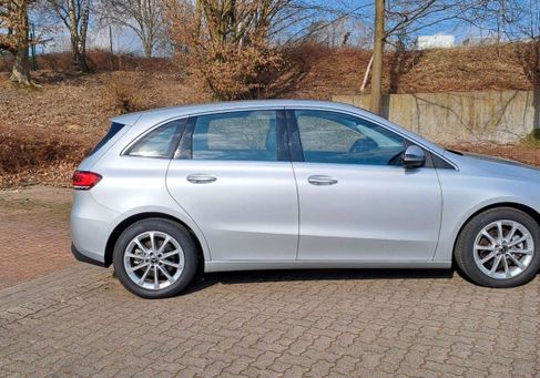 Mercedes-Benz B 200, 2022