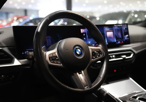 BMW 330, 2024