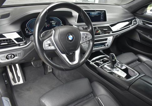 BMW 745, 2021