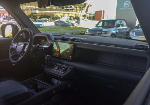 Land Rover Defender, 2023