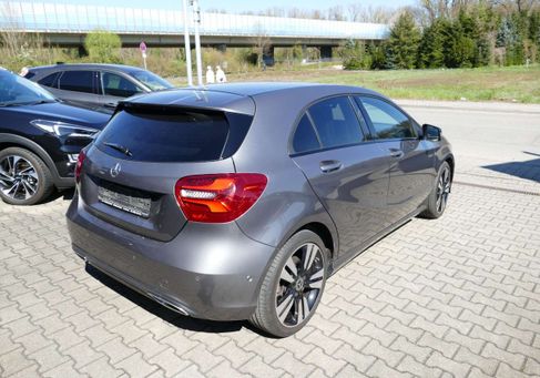 Mercedes-Benz 220, 2018