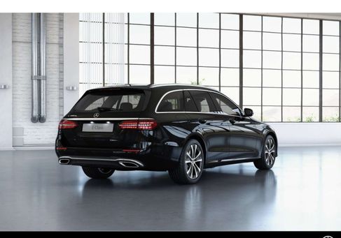 Mercedes-Benz E 300, 2022 3