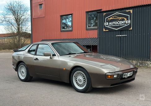 Porsche 944, 1983