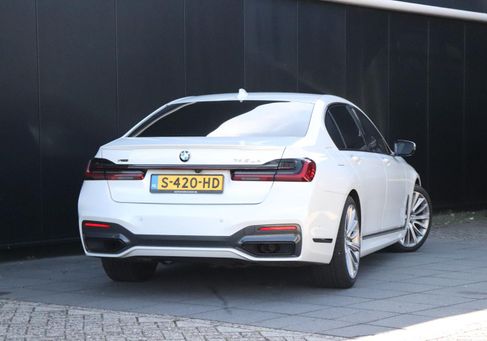 BMW 745, 2021