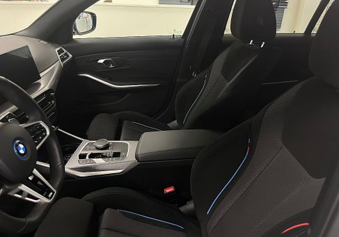 BMW 330, 2025 2