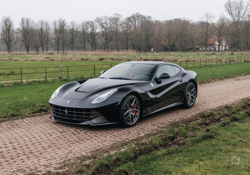 Ferrari F12, 2015