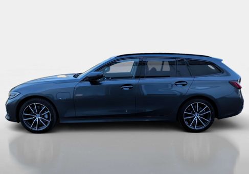 BMW 330, 2022